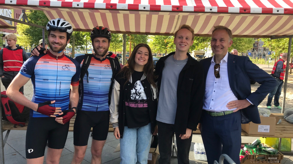Deelnemers Climate Classic, Juul en Marijn van de Klimaatband en gedeputeerde Huib van Essen