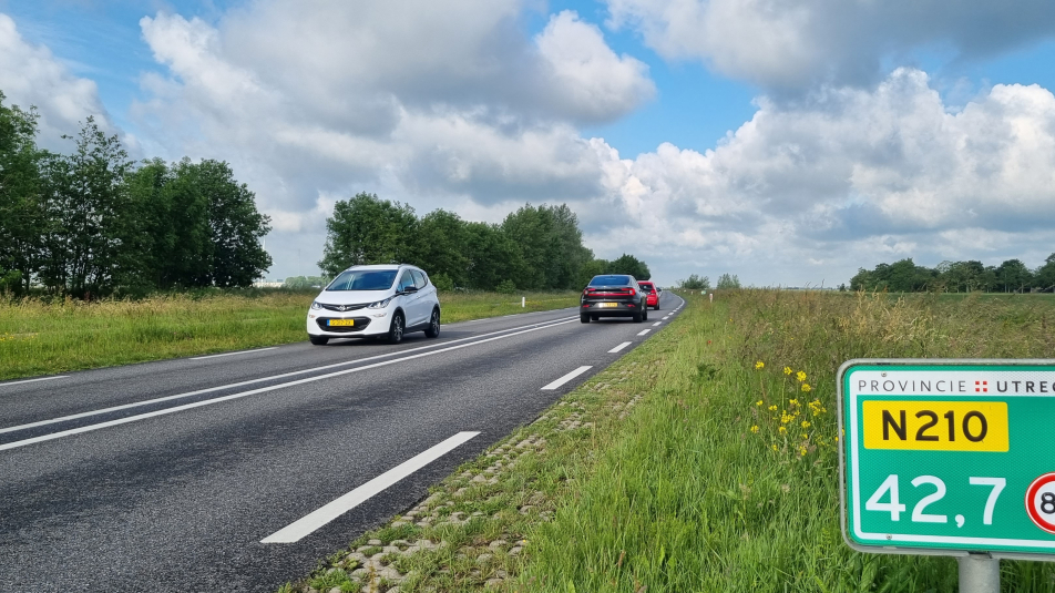 De provinciale weg N210 met in de berm een hectometerbordje van de provincie Utrecht