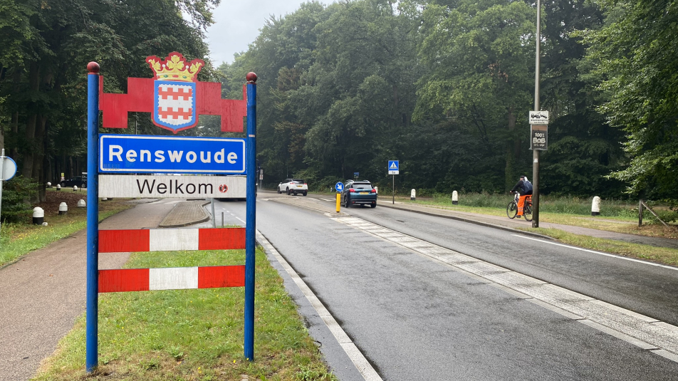 Een kombord tussen de weg en het fietspad wat je ziet als je Renswoude binnenrijdt.