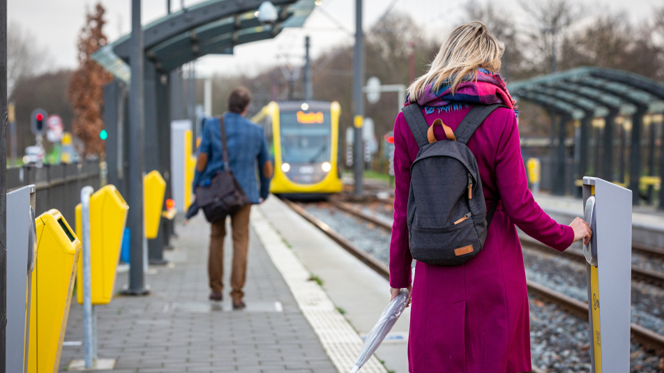 Vrouw checkt in bij tram