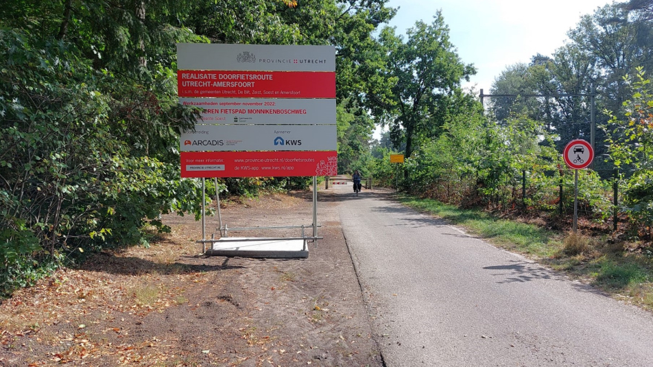 Fietspad in Soestduinen met langs de kant een bouwbord met info over de werkzaamheden die plaatsvinden tussen 12 september en 7 november 2022