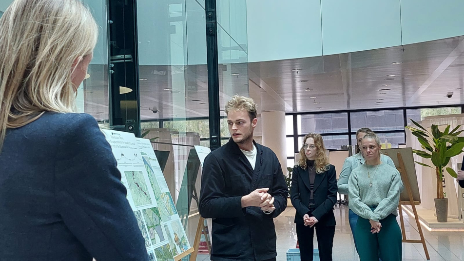 Studenten bouwkunde met gedeputeerde Mirjam Sterk bij de tentoonstelling over de Utrechtse Heuvelrug