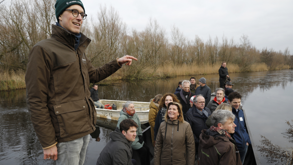 Minister Christianne van der Wal maakt een boottocht door Zouweboezem foto Mediatheek Rijksoverheid Wiebe Kiestra