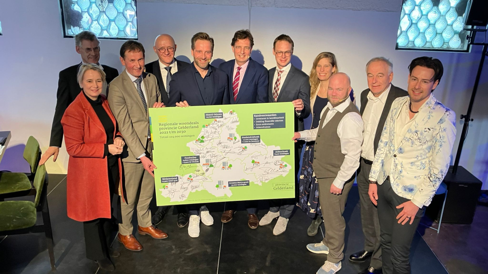 Diverse bestuurders bij ondertekening woondeal Foodvalley