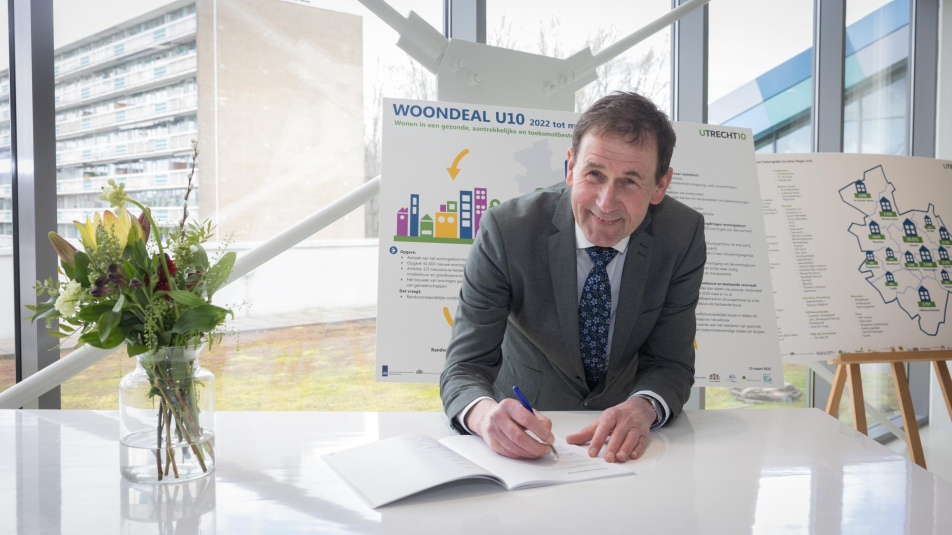 Rob van Muilekom bij de ondertekening woondeals provincie, U10 en regio Amersfoort