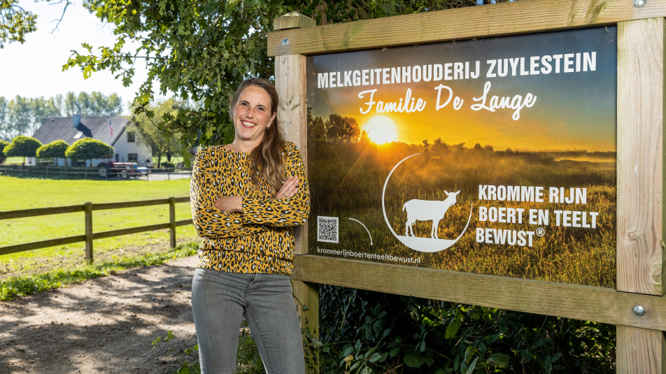 Geitenboerin Lisette de Lange bij haar boerderij