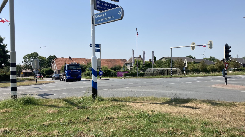 Afbeelden van het kruispunt Graaf bij Lopik met wegwijzer