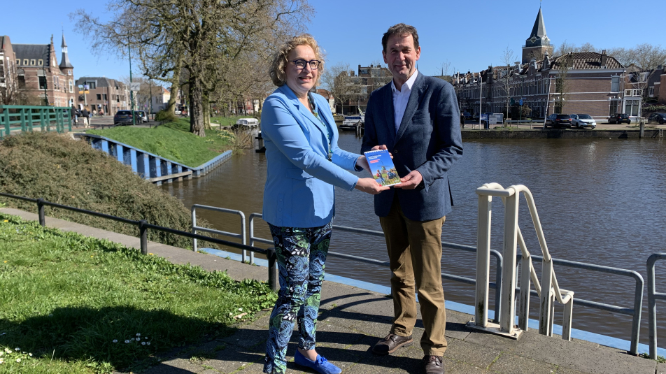 Overhandiging wandelgids OHW april 2023