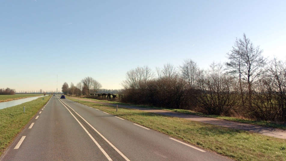 Een afbeelding van de provinciale weg N210 bij Benschop met asfalt en bermen