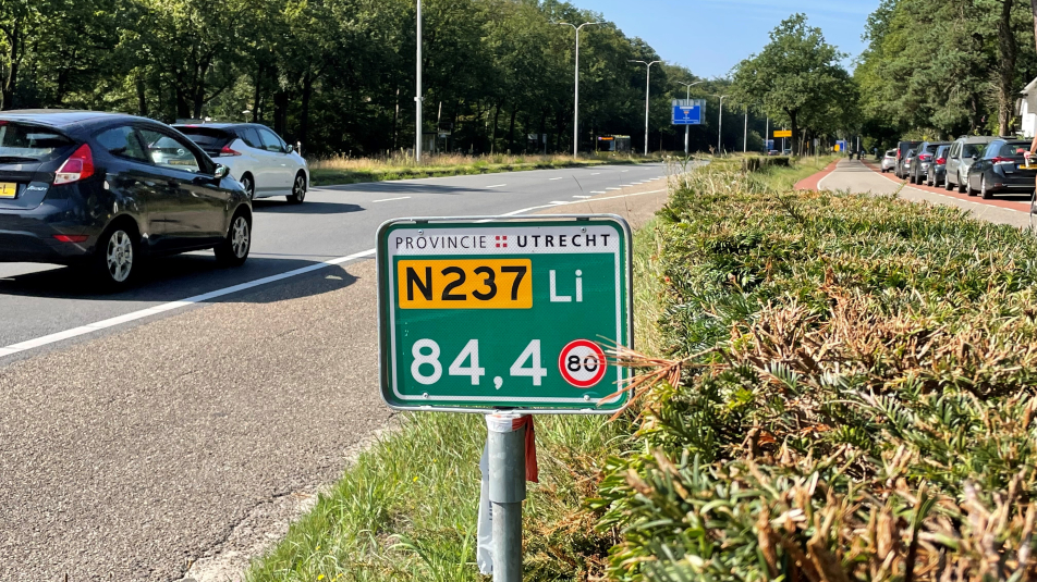 Een hectometerbordje in de berm langs de N237 tussen Zeist en Soest
