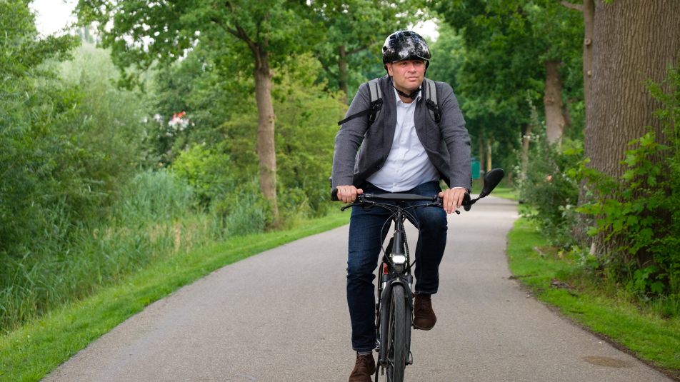 Man rijdt op speedpedelec