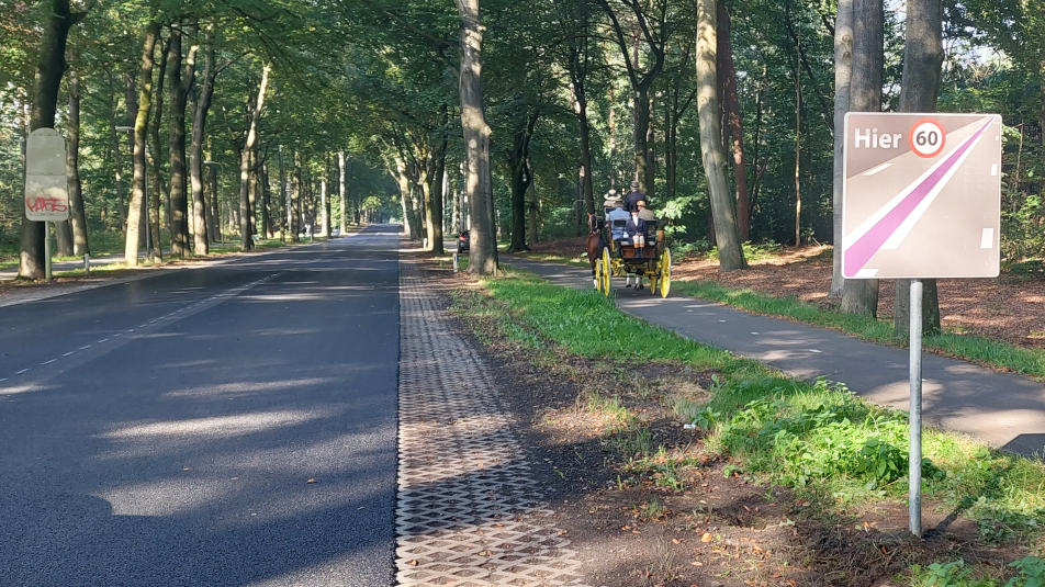 Een beeld van de N415 in Baarn met bord uitleg van paarse streep: 'Hier 60'