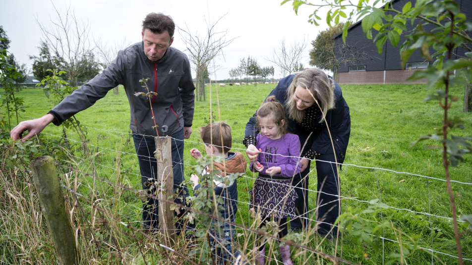 Familie van Rooijen uit Cothen bij hun melkveebedrijf