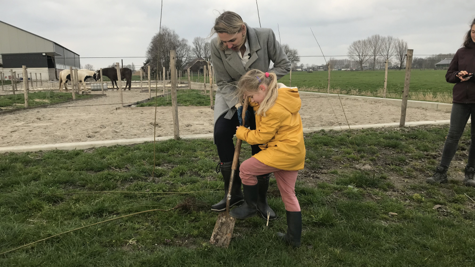 Gedeputeerde Sterk plant samen met jong meisje een Actieplan boom