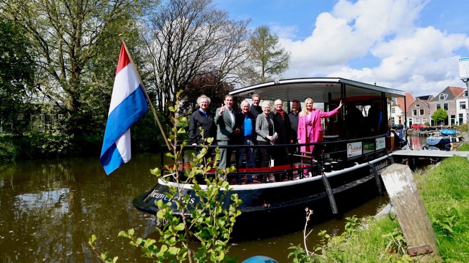 Bestuurders en vrijwilligers op fietsboot Nieuwersluis