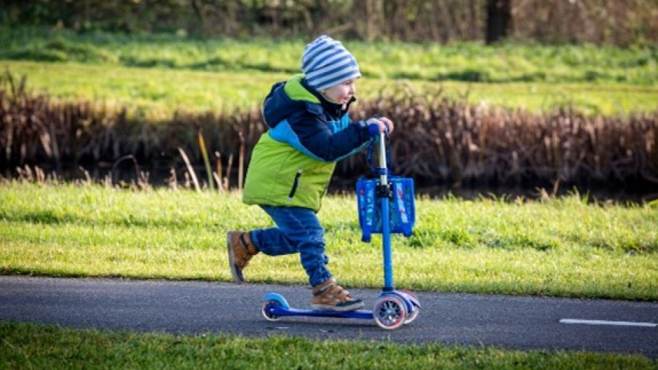 Foto van een kind op een step