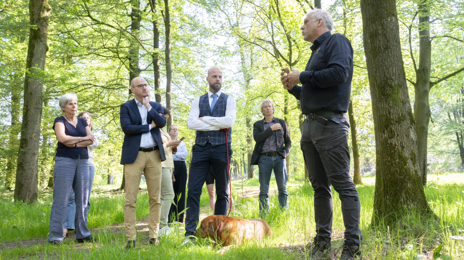 Has Bakke met rentmeester Egbert Jaap Mooiweer en beheerder Wilke Schoemaker in het Sterrenbos op Landgoed Zuylestein.