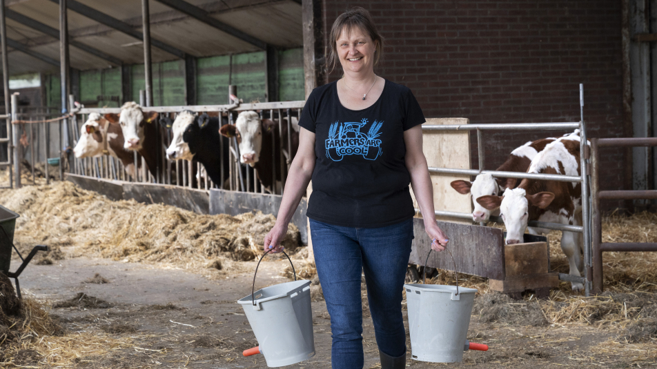 Gerda Kool met in elke hand een emmer
