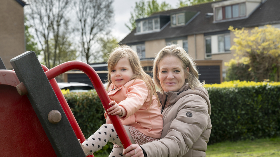 Linda de Wolde met dochter op glijbaan, burgerforum