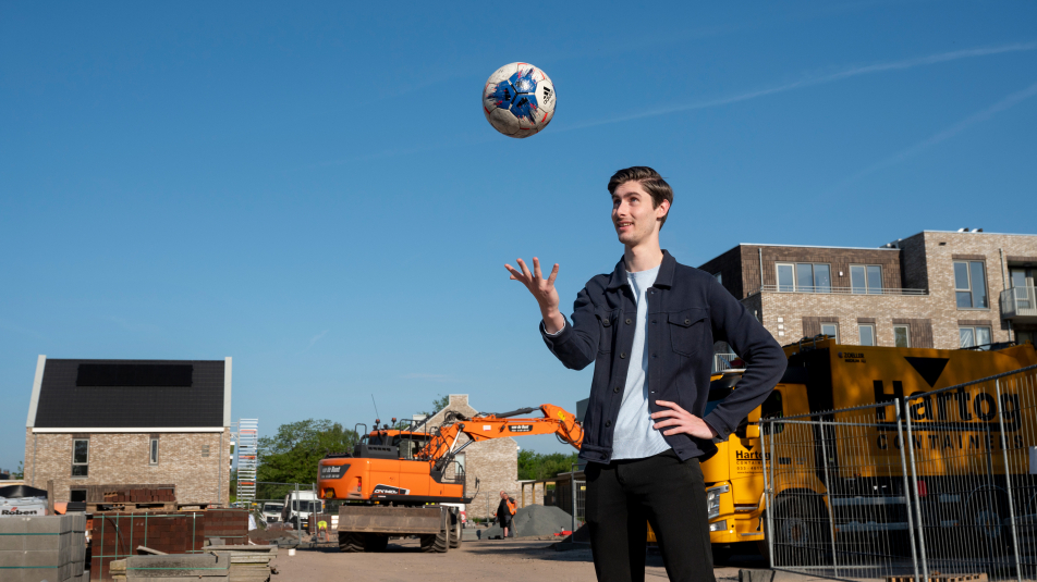 Luuk de Jong gooit bal in lucht voor wijk in aanbouw