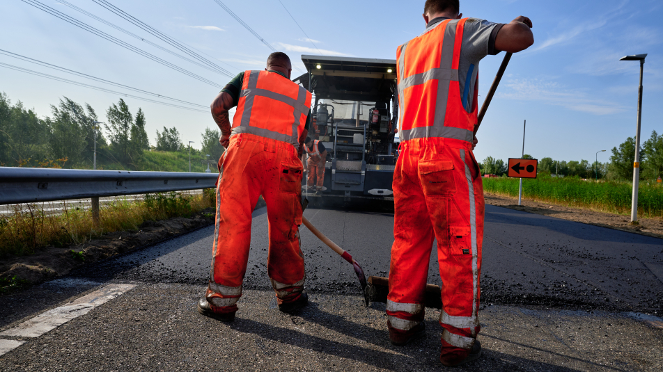 Asfalteerwerkzaamheden op N401 in Breukelen
