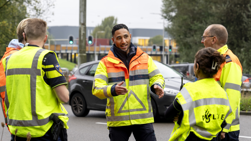 Een foto van een wegbeheerder van de provincie
