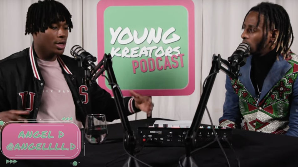 Twee jongens spreken met elkaar in de young kreators podcast
