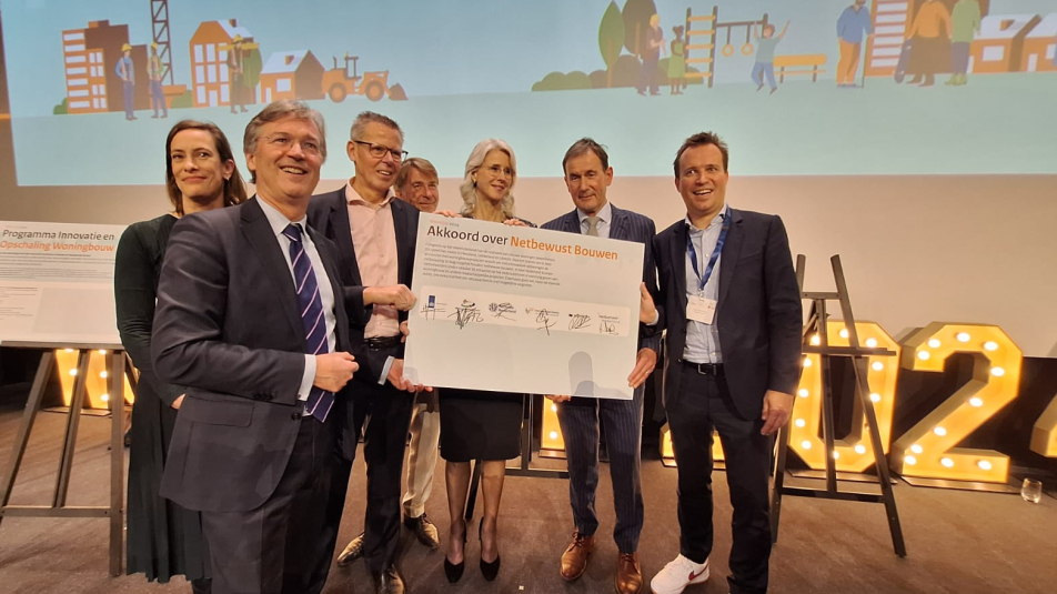 Rob en Mona Keijzer met groep netbewuste woningbouw