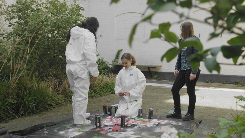 Scholieren volgen workshop met graffiti