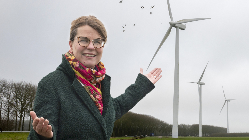 Sophie Schut toont een rij windmolens
