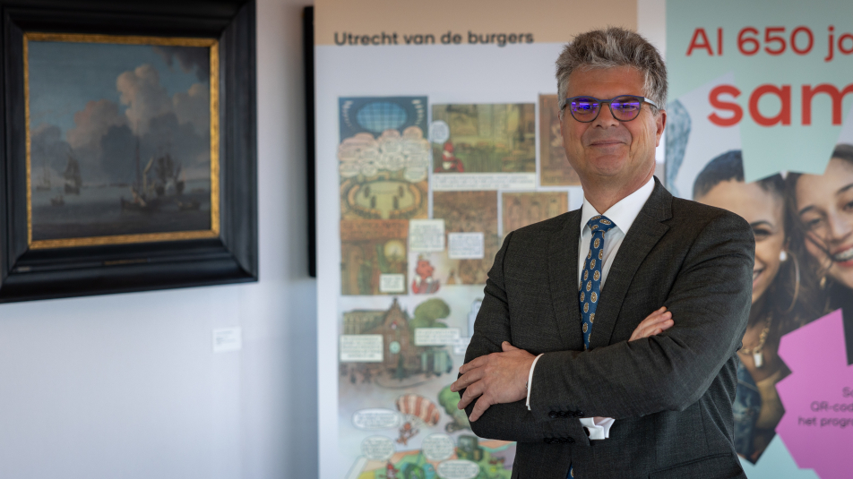 Commissaris van de Koning Hans Oosters met op de achtergrond 650 jaar Utrecht