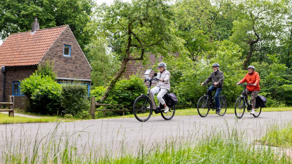 Fietsers fietsen met fietshelm op
