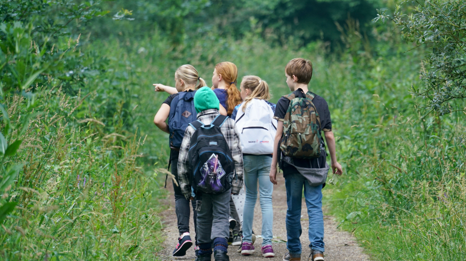 Kinderen die over een pad lopen in het bos