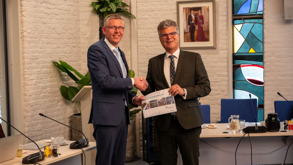 Voorzitter vertrouwenscommissie De Ronde Venen overhandigd profielschet aan cvdK