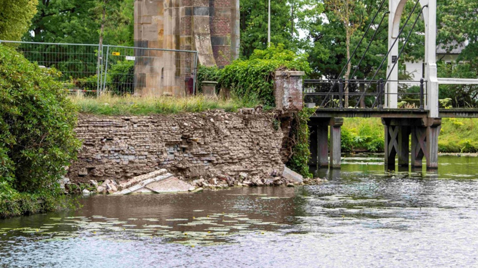 Vooraanzicht ingestorte kademuur Nyenrode met brug op achtergrond