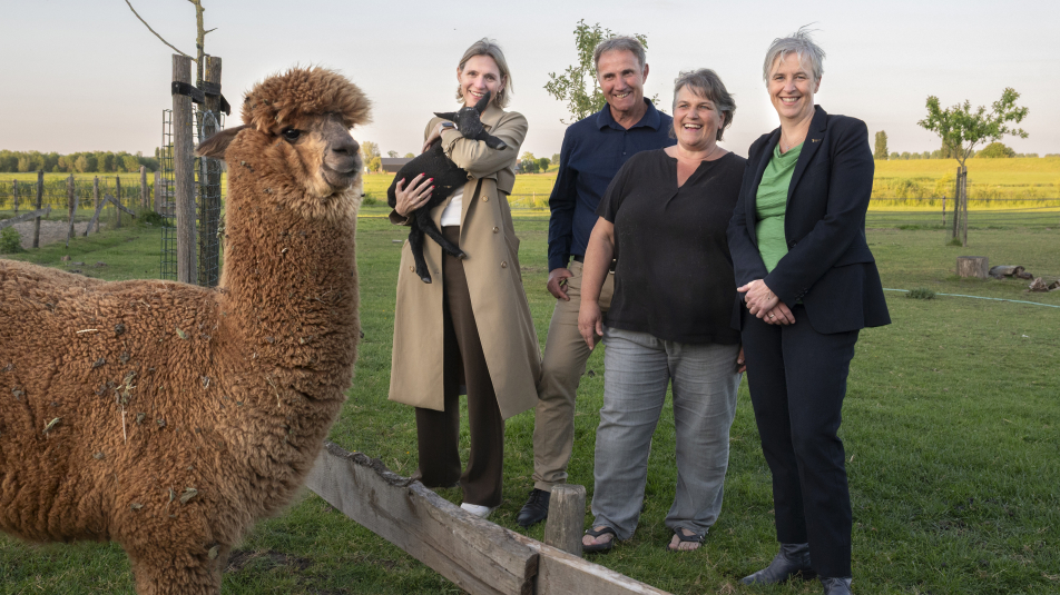 Kees en Annet Lekkerkerker samen met gedeputeerde Mirjam Sterk en hoogheemraad Els Otterman op hun bedrijf.
