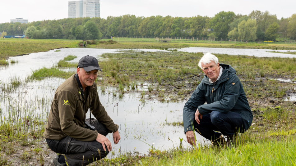Foto van de Voorveldse Polder met Markus Feijen en Frits van der Brug