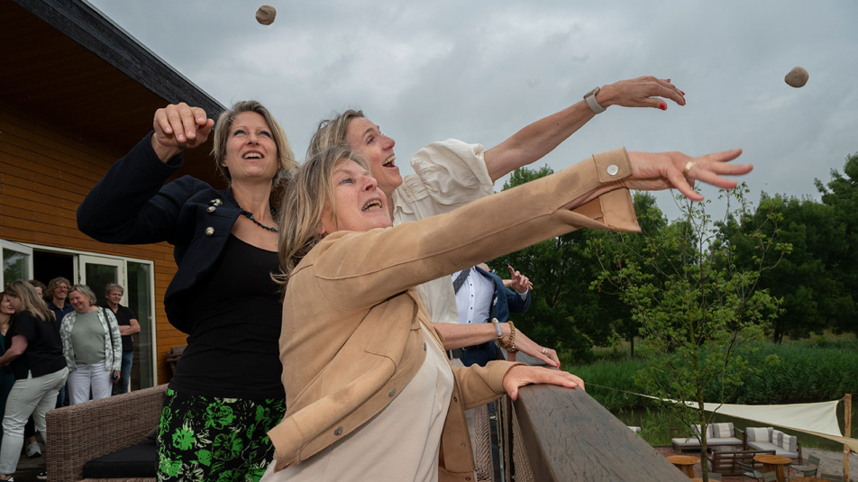 Mirjam Sterk, Jelka Both en Saskia Hagedoorn gooien een balletje van klei met zaden de tuin in.