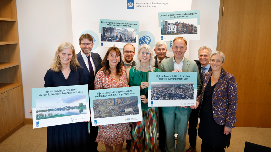 Groepsfoto voor de ondertekening van het Ruimtelijk Arrangement Rijk en provincie 
