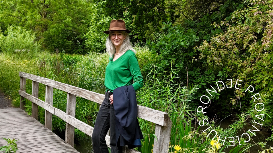 Ecoloog Jeanine Hamers op een brug 