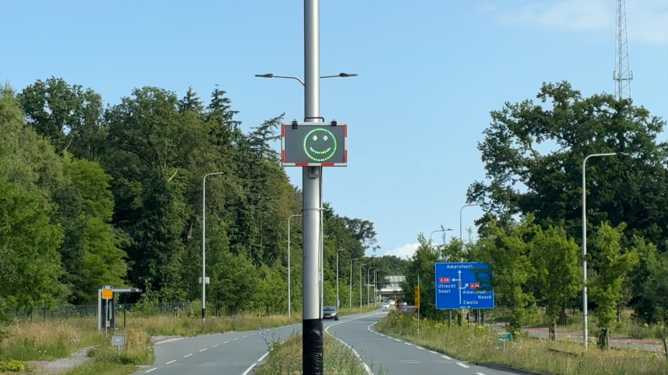 Veilige snelheid wordt beloond met spaarpaal en smiley