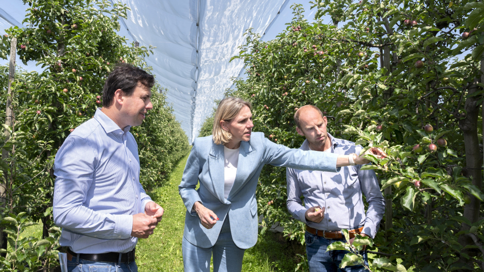 Mirjam Sterk bij fruitteler