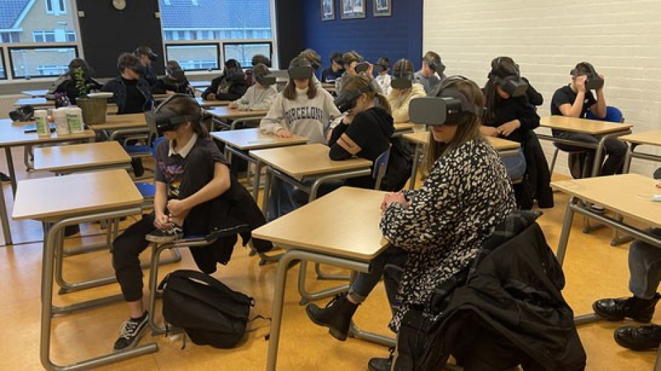 Jongeren met VR-bril (VO)
