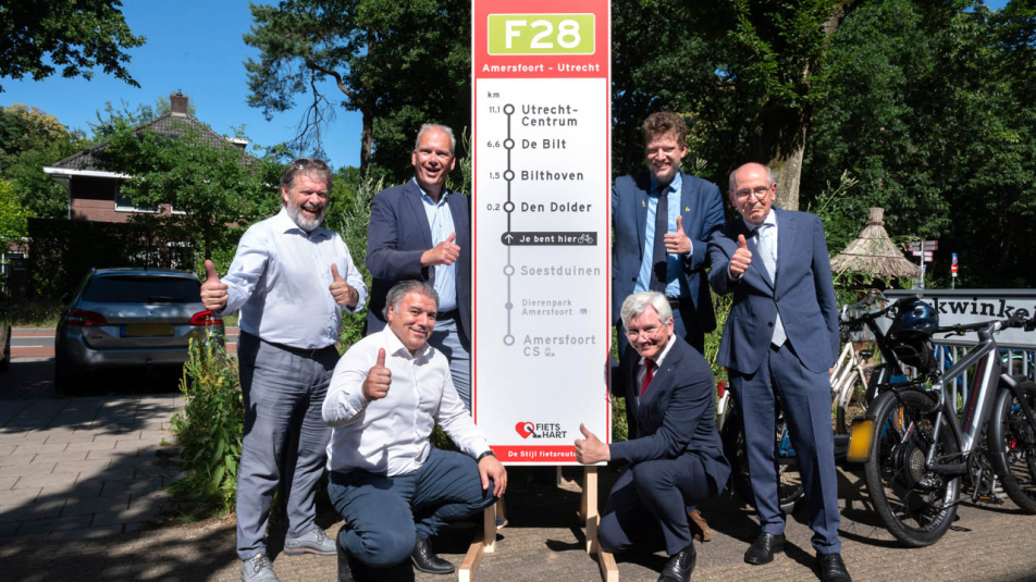 Bestuurders bij routebord Doorfietsroute F28 tussen Amersfoort en Utrecht