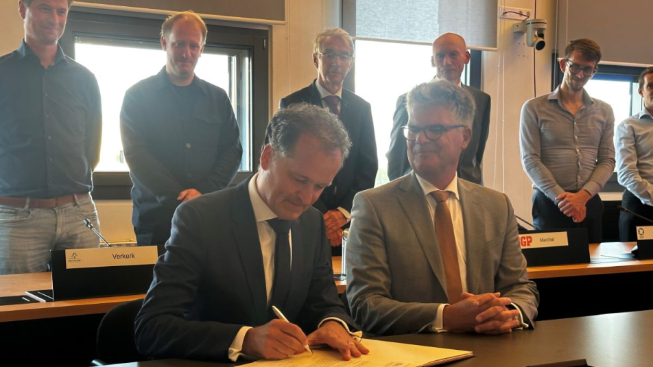 Jeroen Haan tekent herbenoemingen naast Commissaris van de Koning Hans Oosters