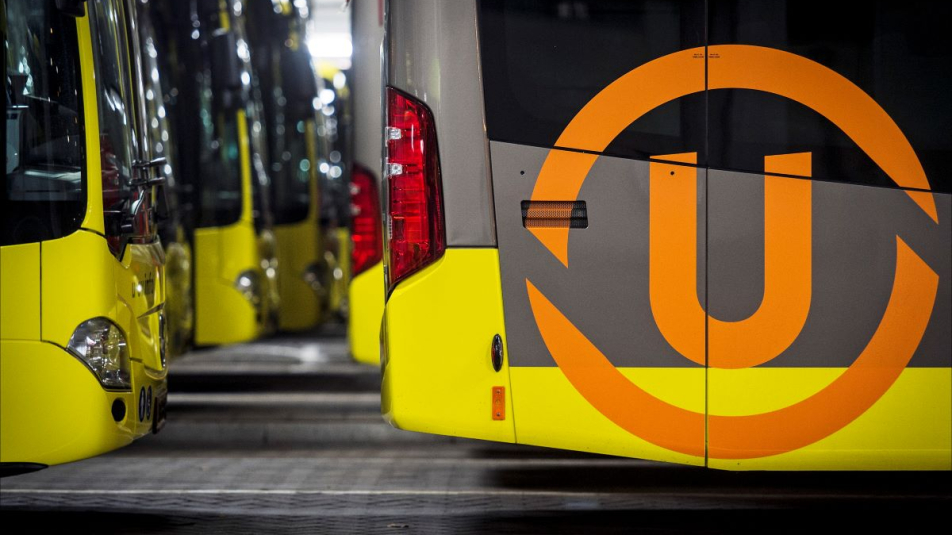 Achterkant van bus met logo van oranje U