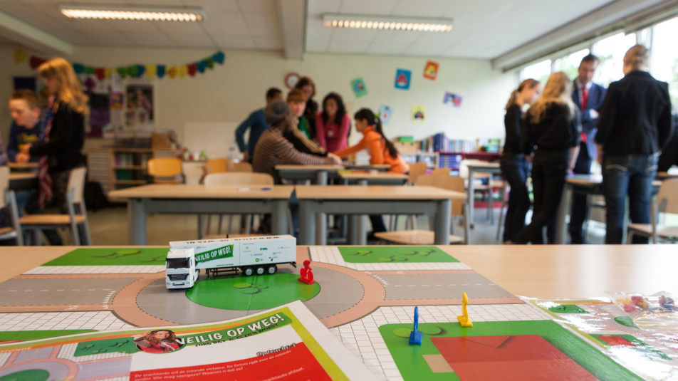 Jongeren krijgen verkeersles op school